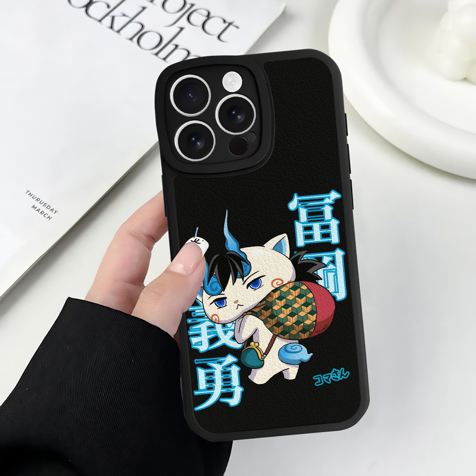 （画像用） 鬼滅の刃（きめつのやいば）水柱-冨岡 義勇／とみおか ぎゆう Tomioka Giyuu 【iPhone 16シリーズ対応】シリコンスマホケース（レザー調） 材質：シリコン